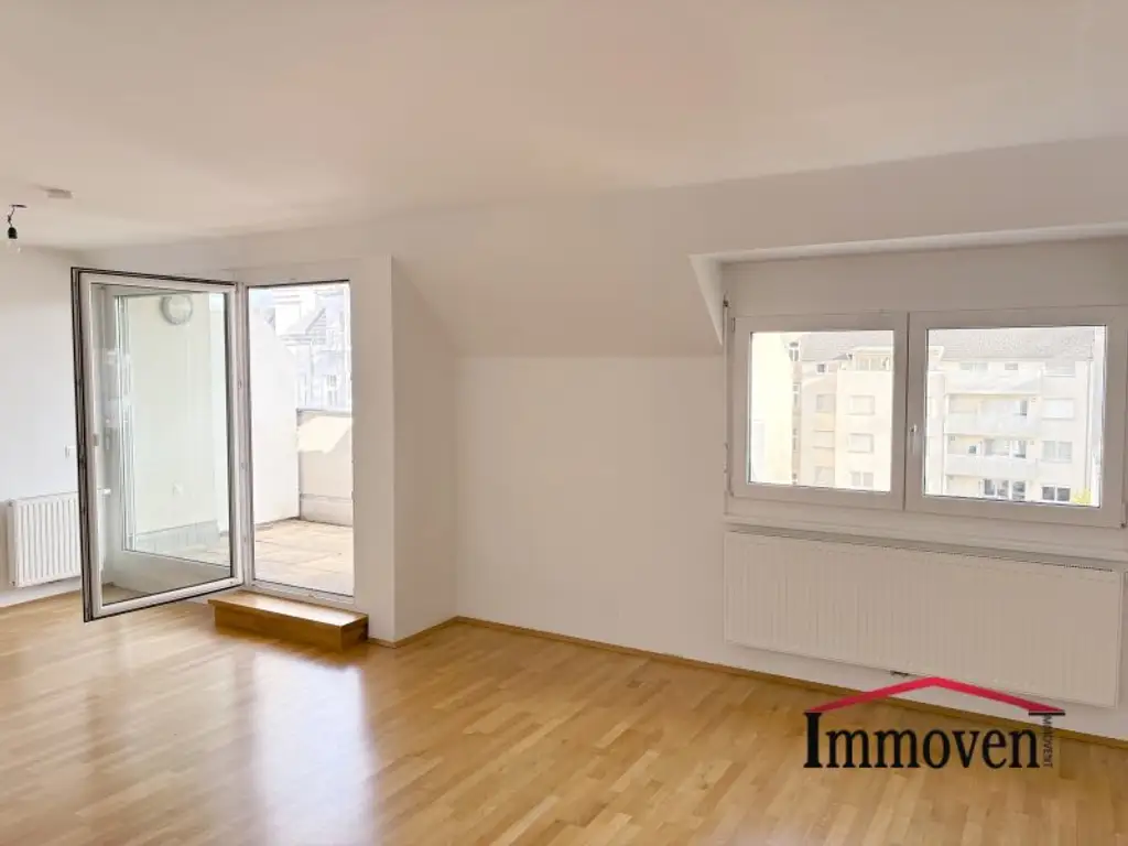 HOFSEITIG - Schöne 4-Zimmerdachgeschosswohnung mit Terrasse und Klimaanlage!