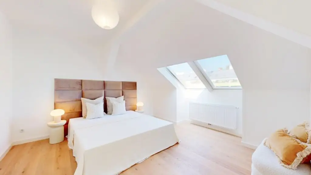 PROVISIONSFREI--Bezaubernde Dachgeschosswohnung | Erstbezug nach Sanierung | Klimaanlage | Terrasse | Lift