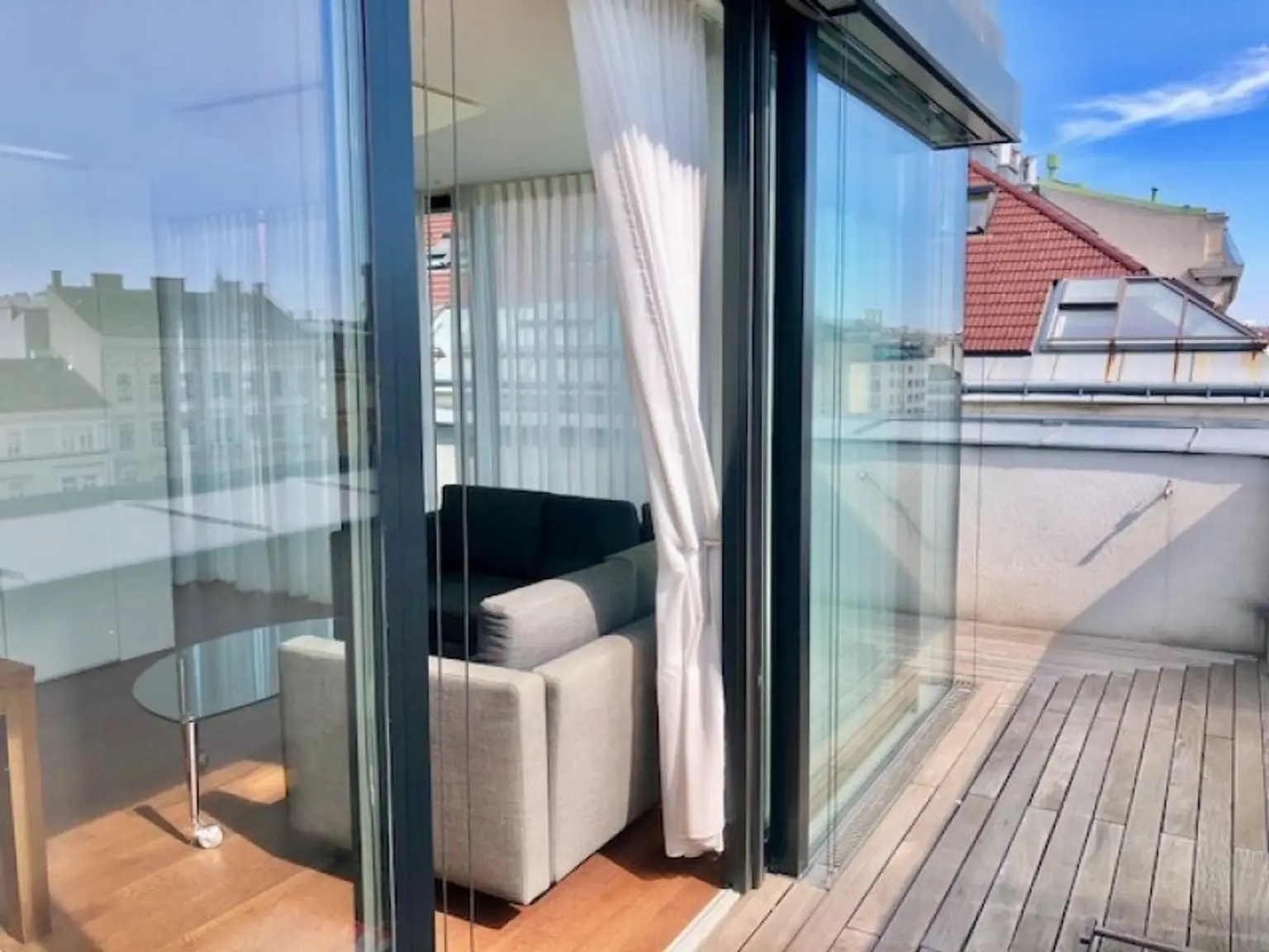 MIETWOHNUNG-INNENSTÄDTISCHE & EXQUISITE - PENTHOUSE- WOHNUNG-OHNE DACHSCHRÄGEN! mit 2,5-Zimmern in Top Lage - NASCHMARKT - 1060 WIEN!