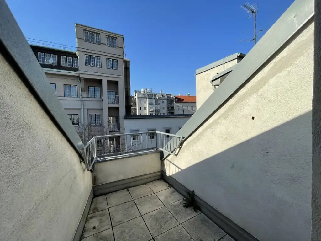 SANIERTE LUFTIGE DACHGESCHOSSWOHNUNG MIT BALKON - U4-NÄHE