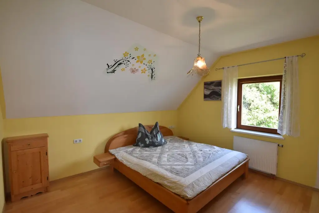 Großzügiges Wohnhaus mit zwei Wohneinheiten