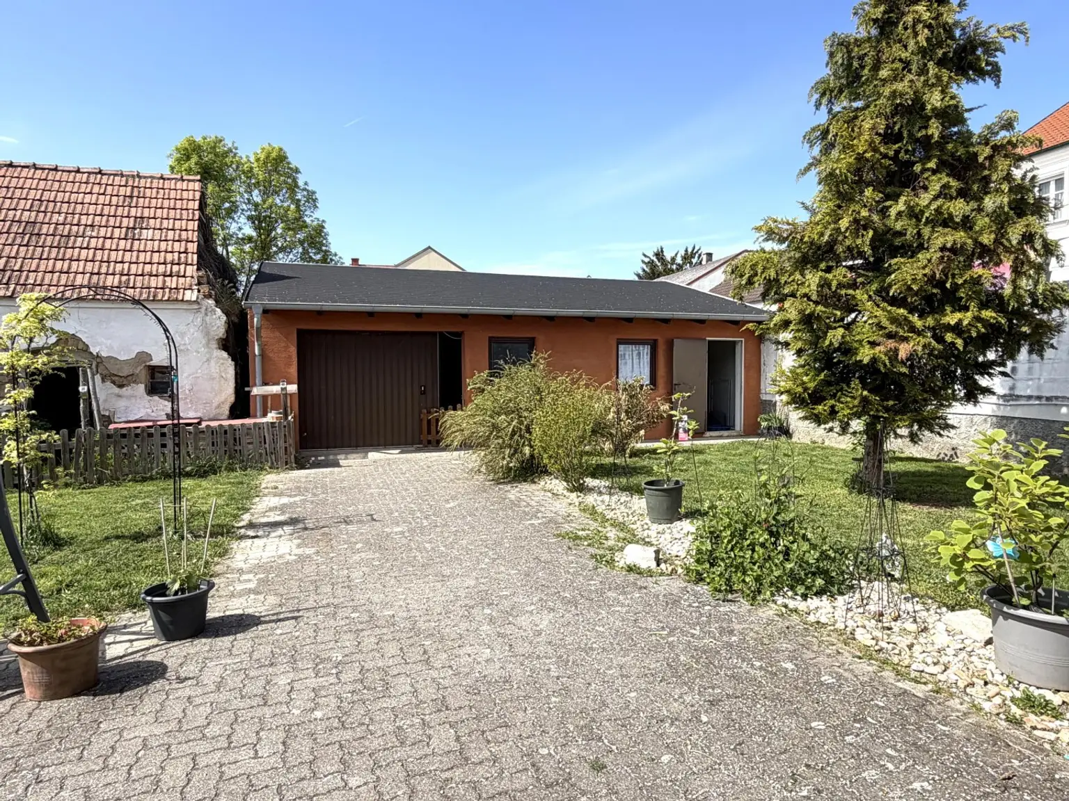 13 GARAGE