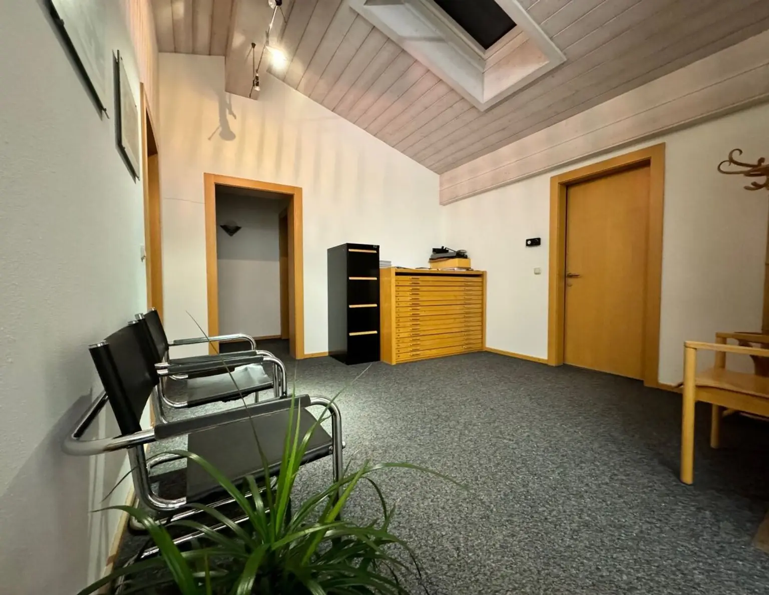 Büro mit Stil im Dachgeschoß in Buch zu mieten