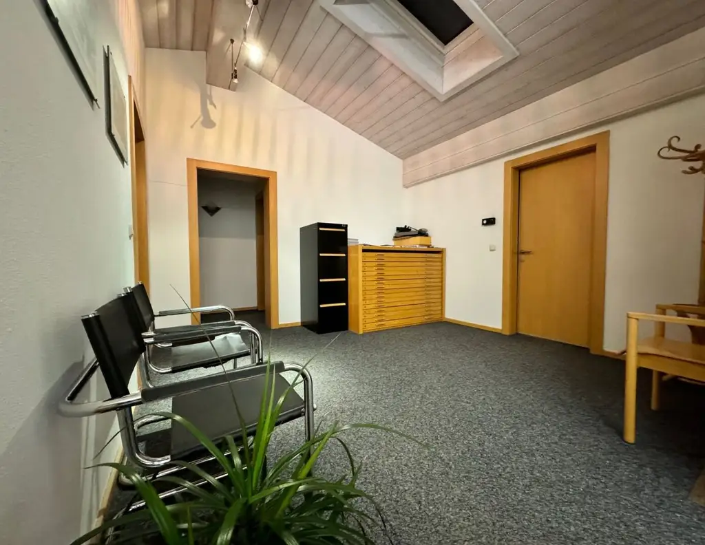 Büro mit Stil im Dachgeschoß in Buch zu mieten