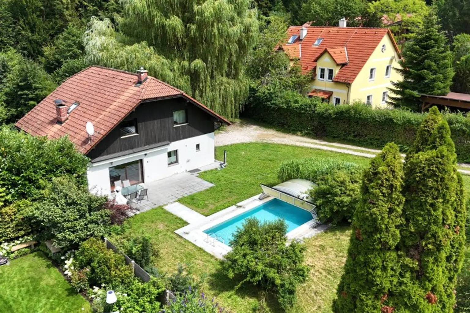 Familienidyll in Grünruhelage am Waldrand mit großem Garten, Schwimmbecken und Sauna