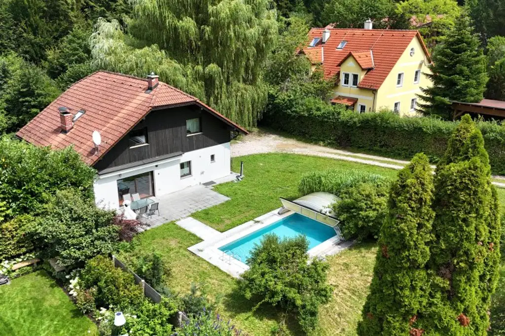 Familienidyll in Grünruhelage am Waldrand mit großem Garten, Schwimmbecken und Sauna