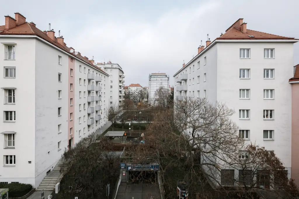 Sehr helle und gepflegte 2 Zimmer Altbauwohnung in sehr guter zenraler Lage von Döbling!