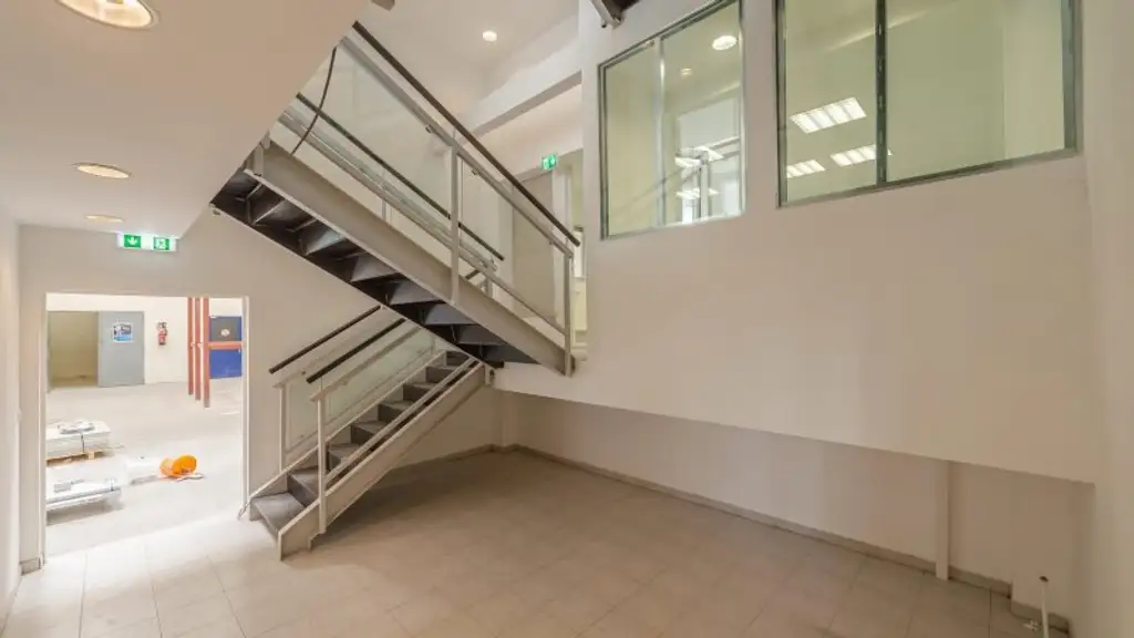 " Lagerhallen " Büroflächen " Freiflächen " UNBEFRISTET "