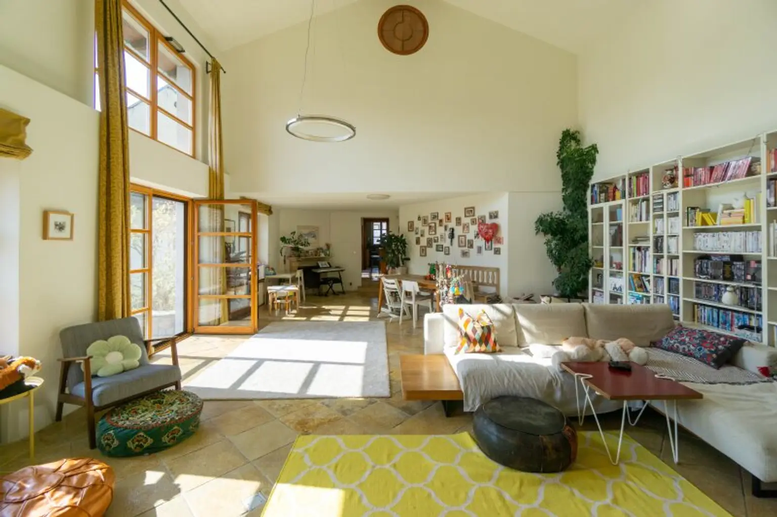 Wohn- und Esszimmer mit Ausgang in den Garten