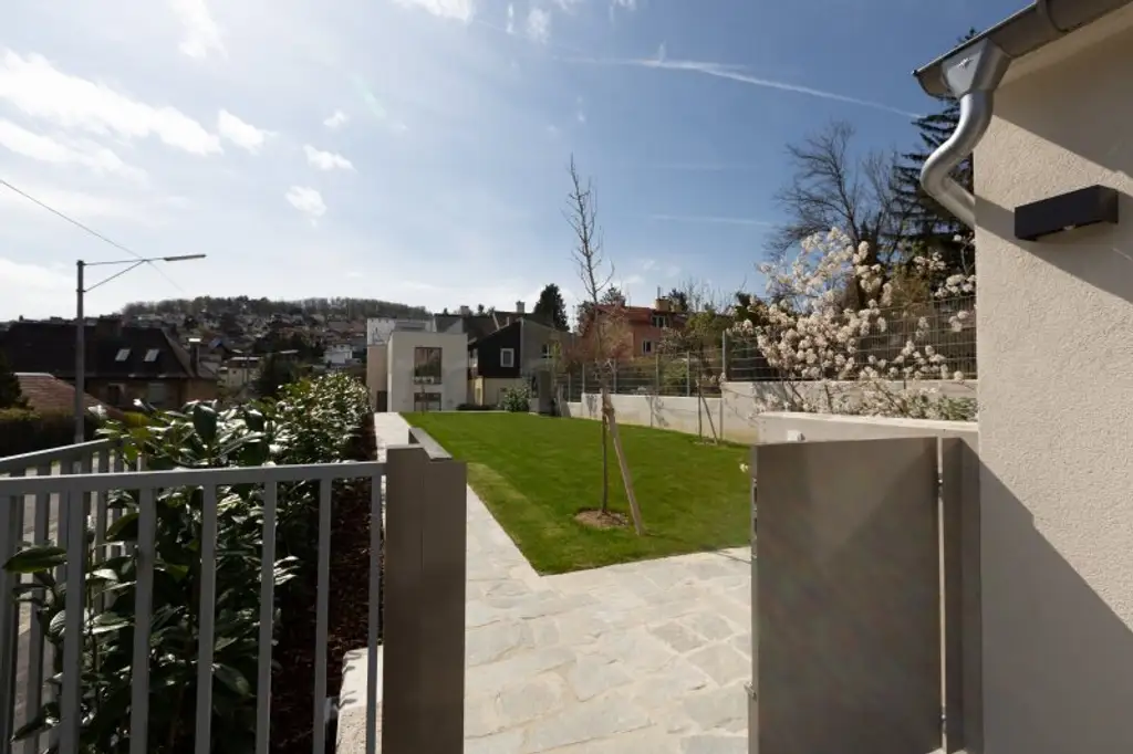 Lichtdurchflutete Architektenvilla mit Fernblick am Fuße des Wolfersbergs