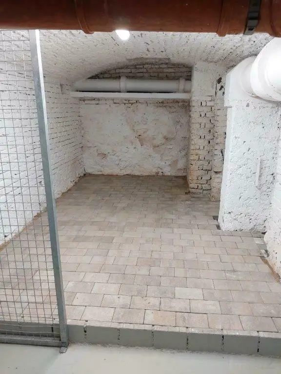 Geschäftslokal mit Verkaufsraum, Büroräumen, Lagerräumen im UG und Parkplätzen bei Dietrichsteinplatz zu vermieten!