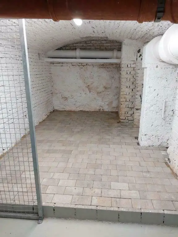 Geschäftslokal mit Verkaufsraum, Büroräumen, Lagerräumen im UG und Parkplätzen bei Dietrichsteinplatz zu vermieten!