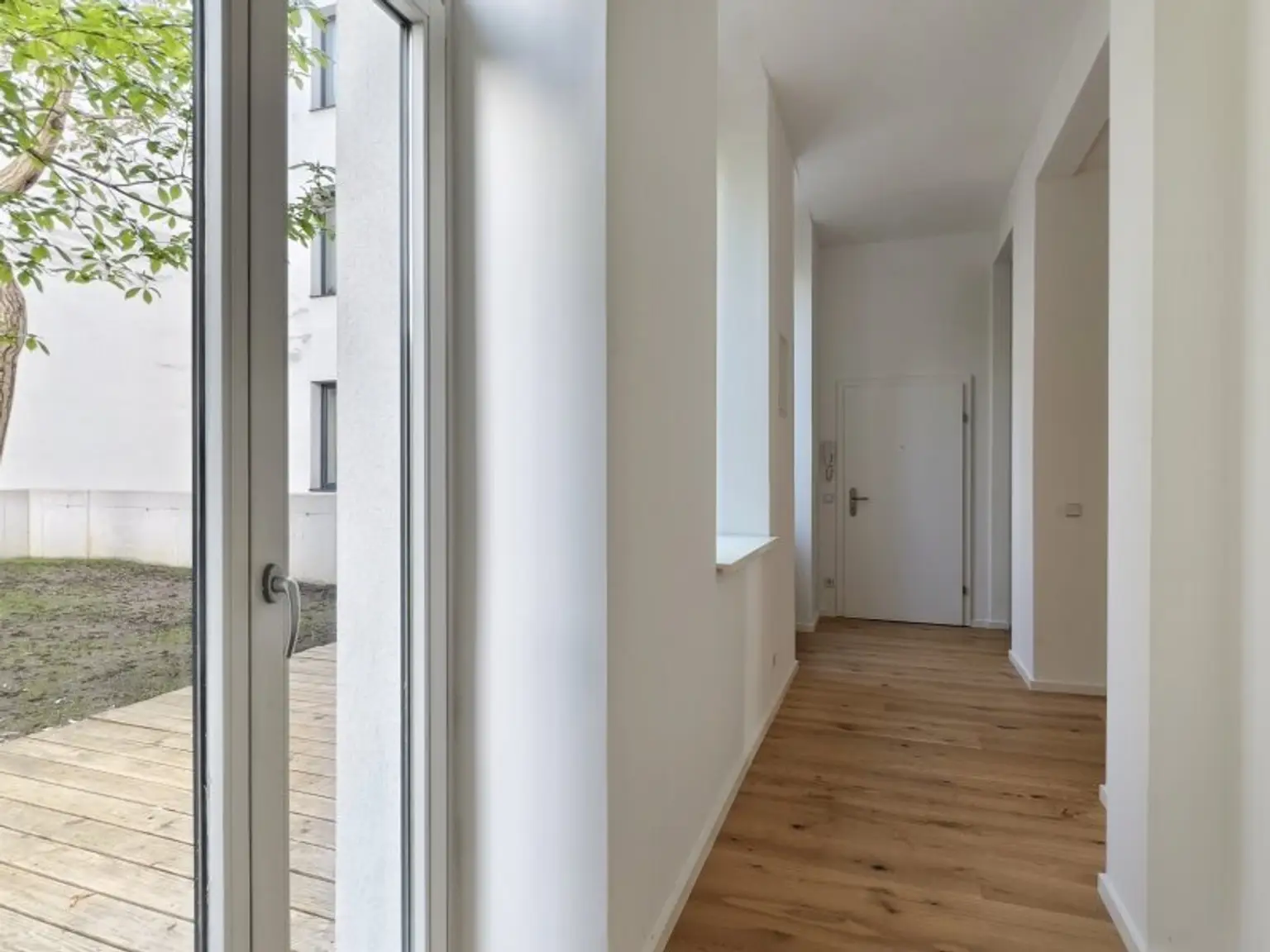 Vorraum mit Blick in den Garten