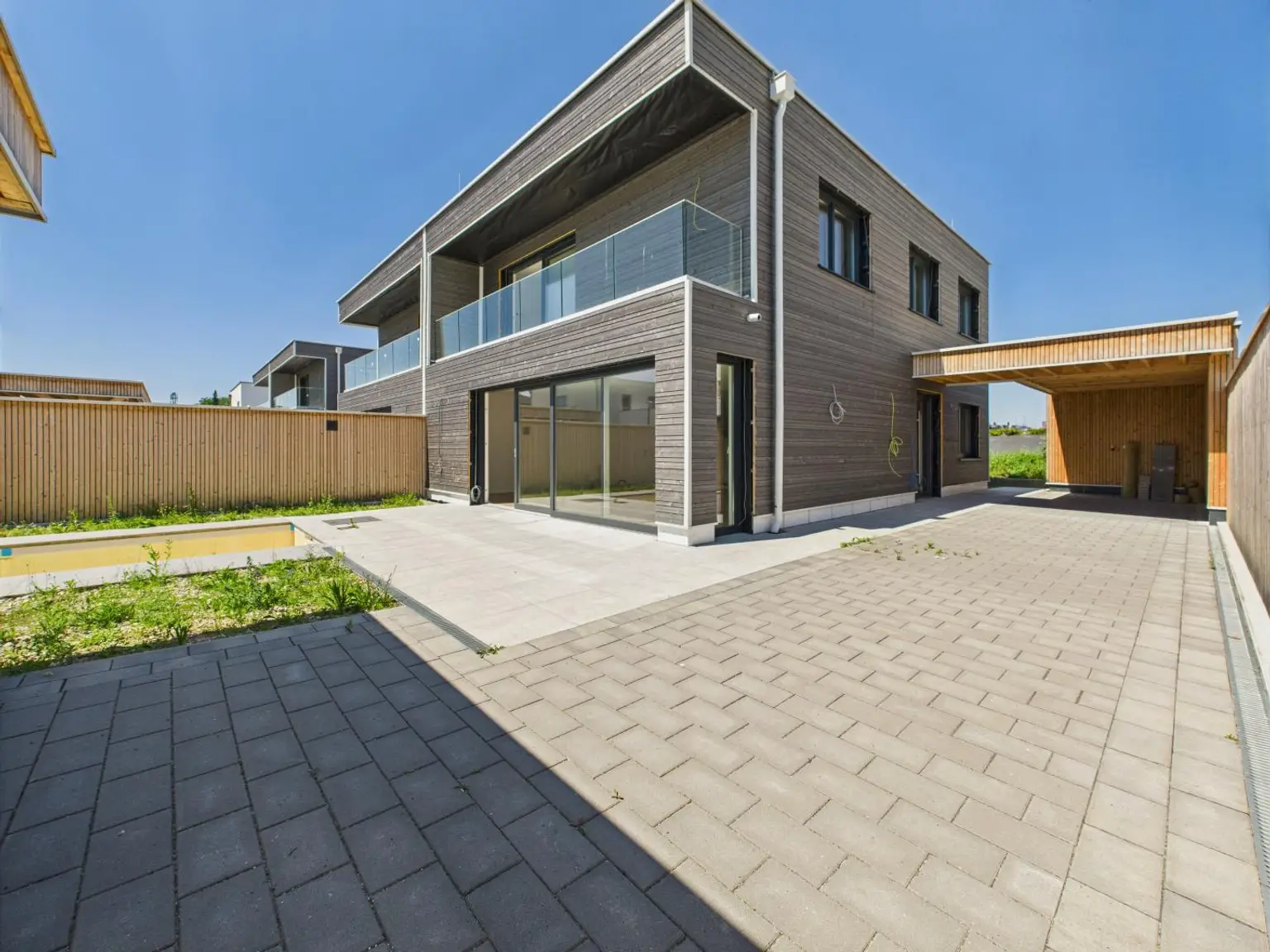 Wels-West: Luxuriöse Doppelhaushälfte mit Salzwasserpool, smarter Hausechnik & 149 m² Wohnfläche