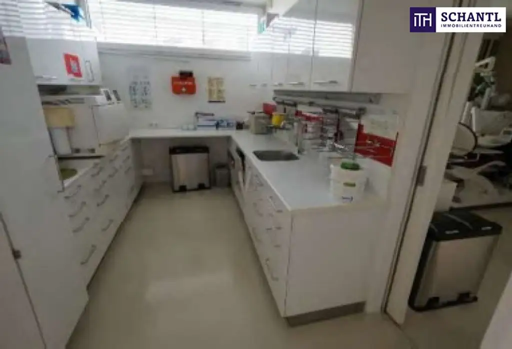 TOP Anlageobjekt in Feldkirchen bei Graz! Modernes Wohn- und Ordinationshaus mit Zahnarztpraxis im Erdgeschoss und großzügiger Mietwohnung im Obergeschoss!