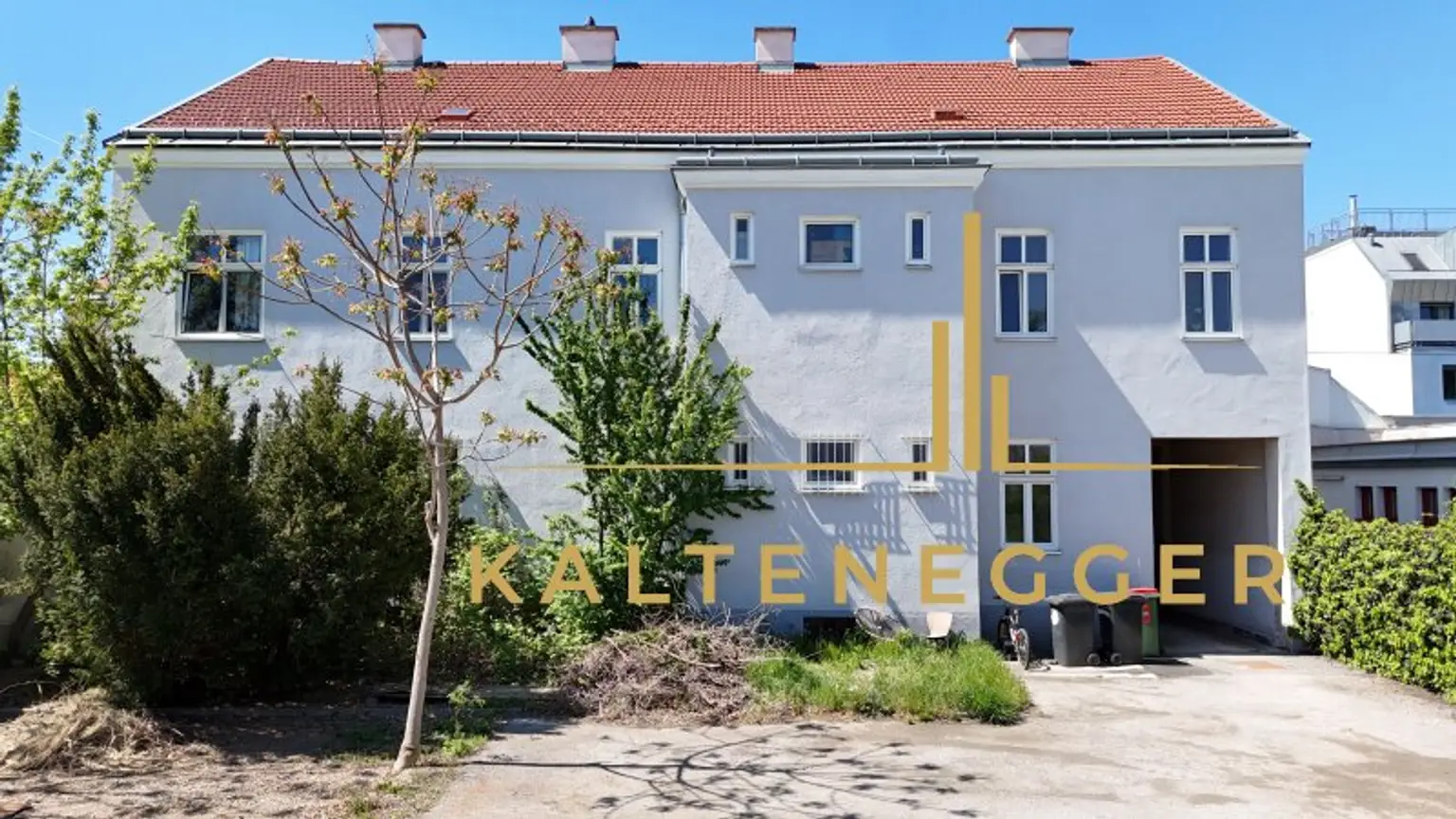 Zinshaus mit signifikantem Entwicklungspotenzial und bestandsfreien Flächen