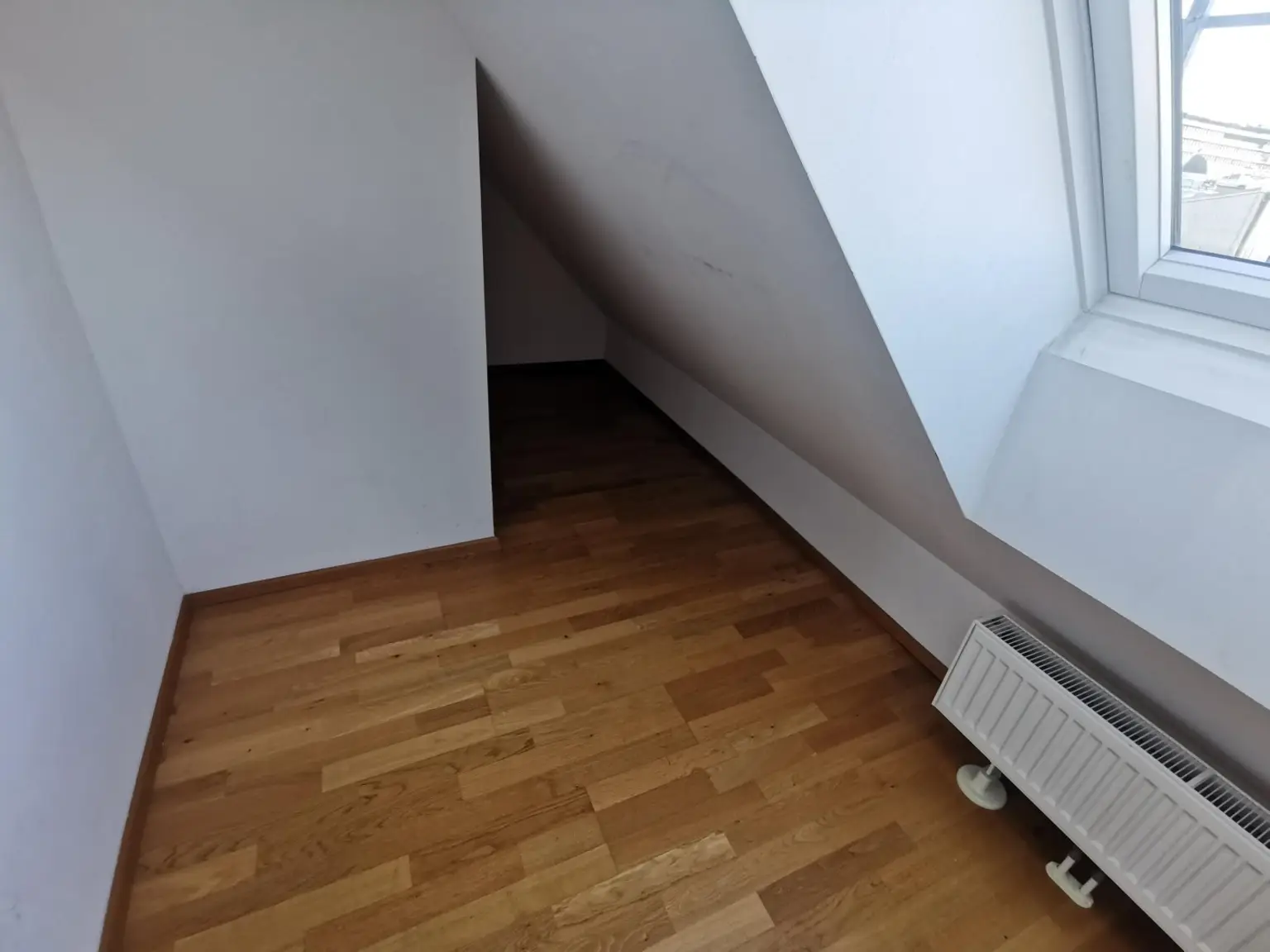 2 Zi.-DG-Maisonette im superschöner Altbau an Single oder Pärchen zu vergeben.