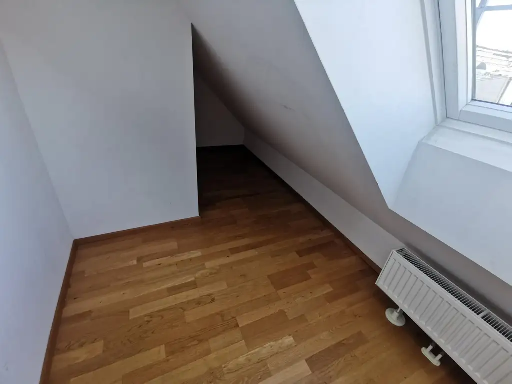 2 Zi.-DG-Maisonette im superschöner Altbau an Single oder Pärchen zu vergeben.