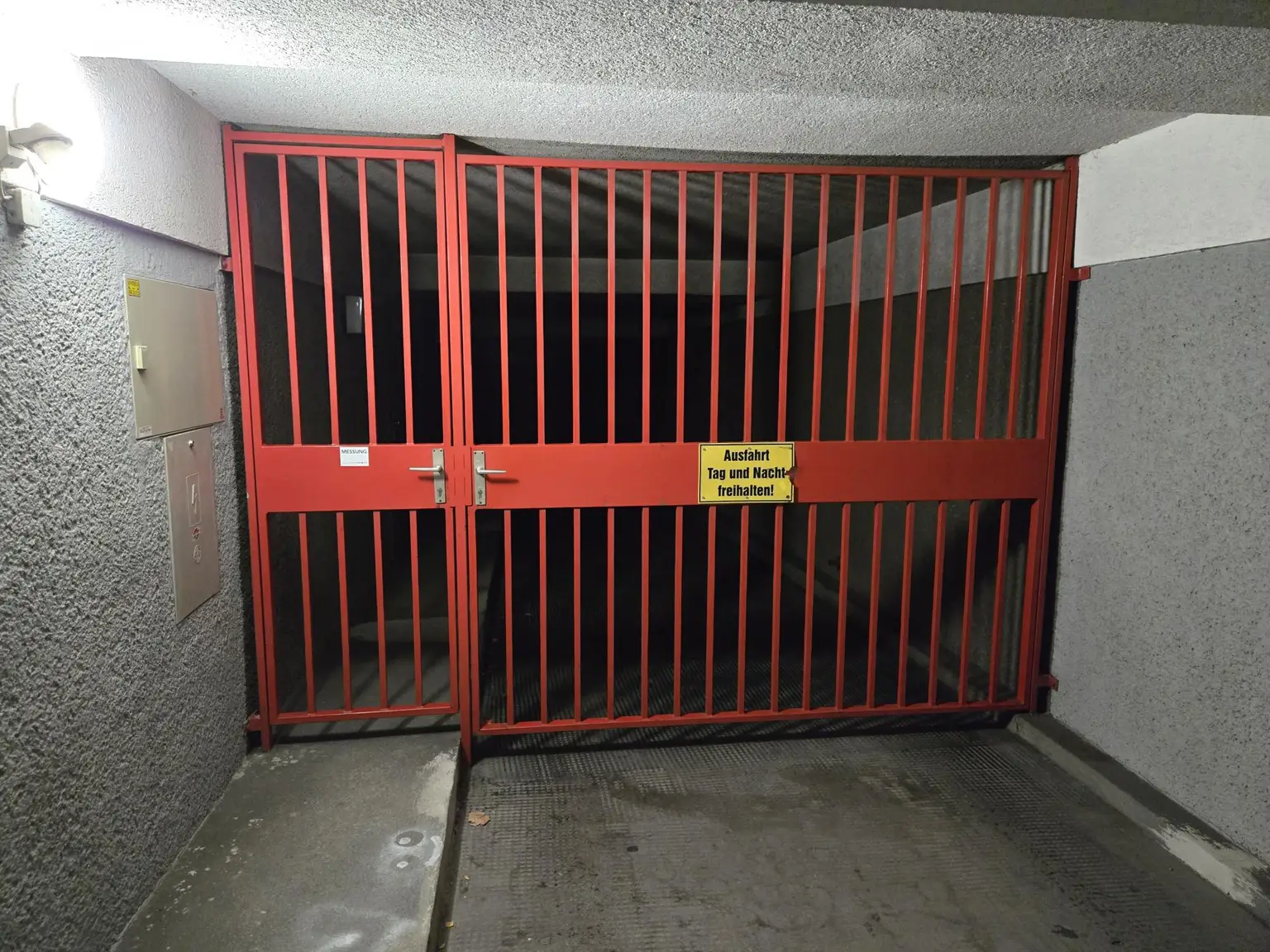 Gesicherte Einfahrt zur Garage in den Innenhof