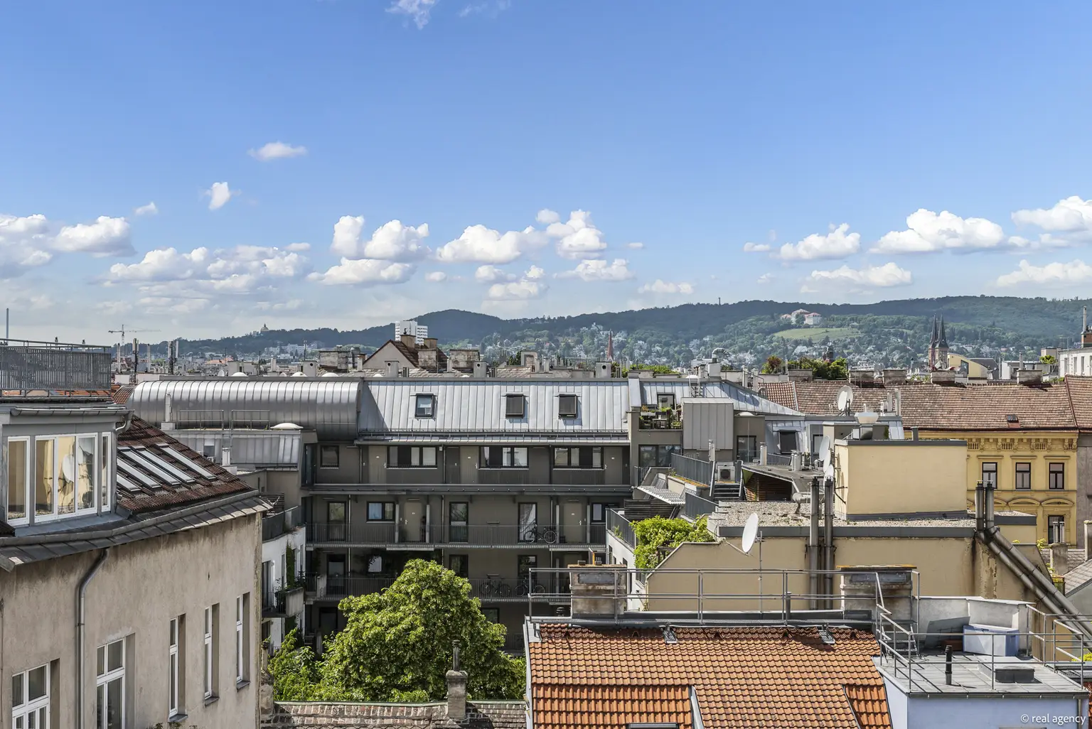 Großzügige Dachgeschoss-Wohnung mit drei Freiflächen – 4 Zimmer
