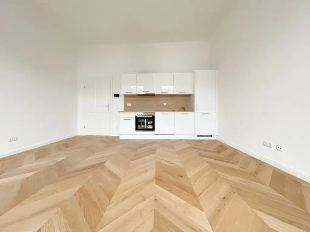 NÄHE U3/U6 WESTBAHNHOF: generalsanierte 2-Zimmerwohnung mit hofseitigem Schlafzimmer und neuer Küche