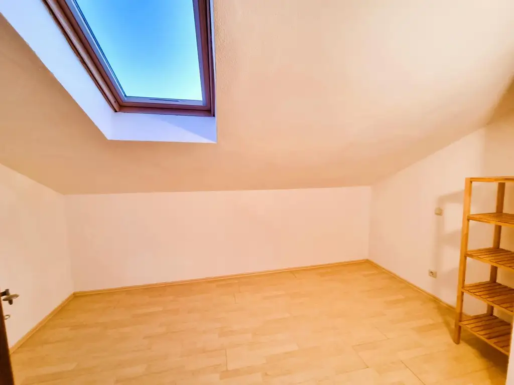 Attraktive 2-Zi.-Wohnung im Dachgeschoß mit Fernblick und Garage