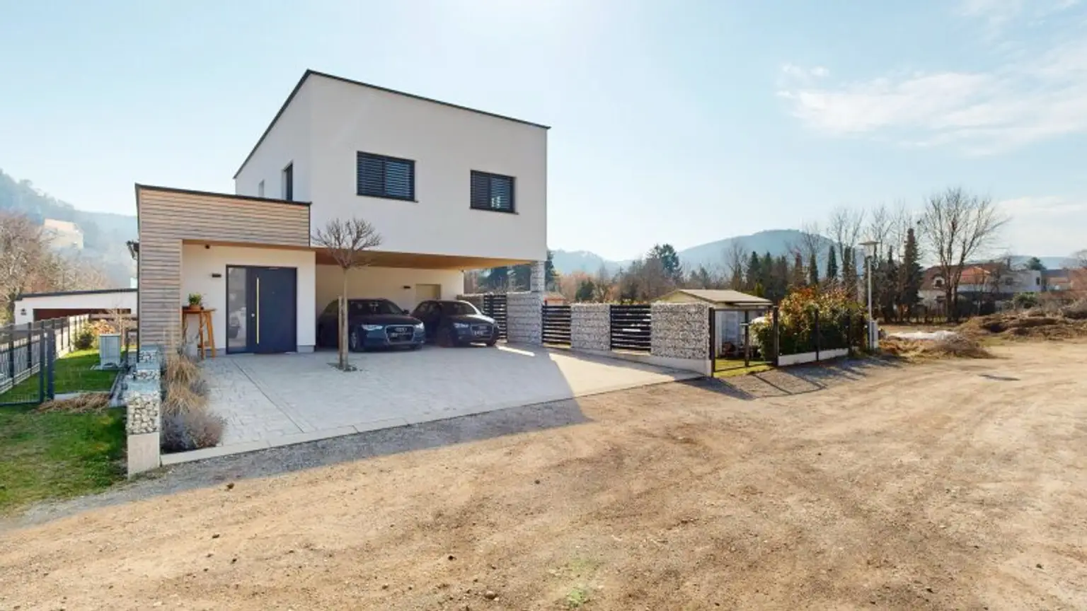 Hausansicht Vorderseite mit Carport