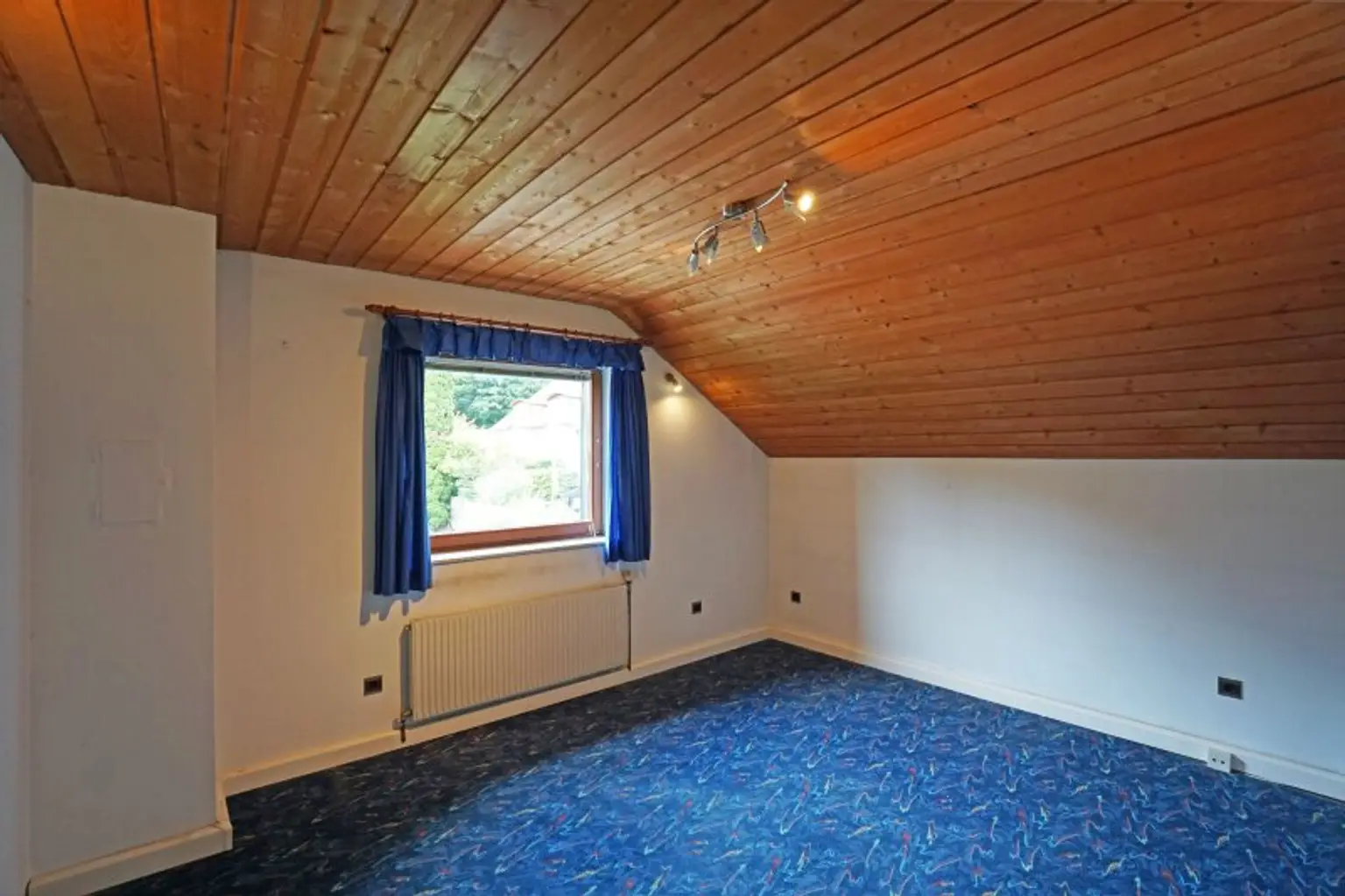 Familienidyll in Grünruhelage am Waldrand mit großem Garten, Schwimmbecken und Sauna
