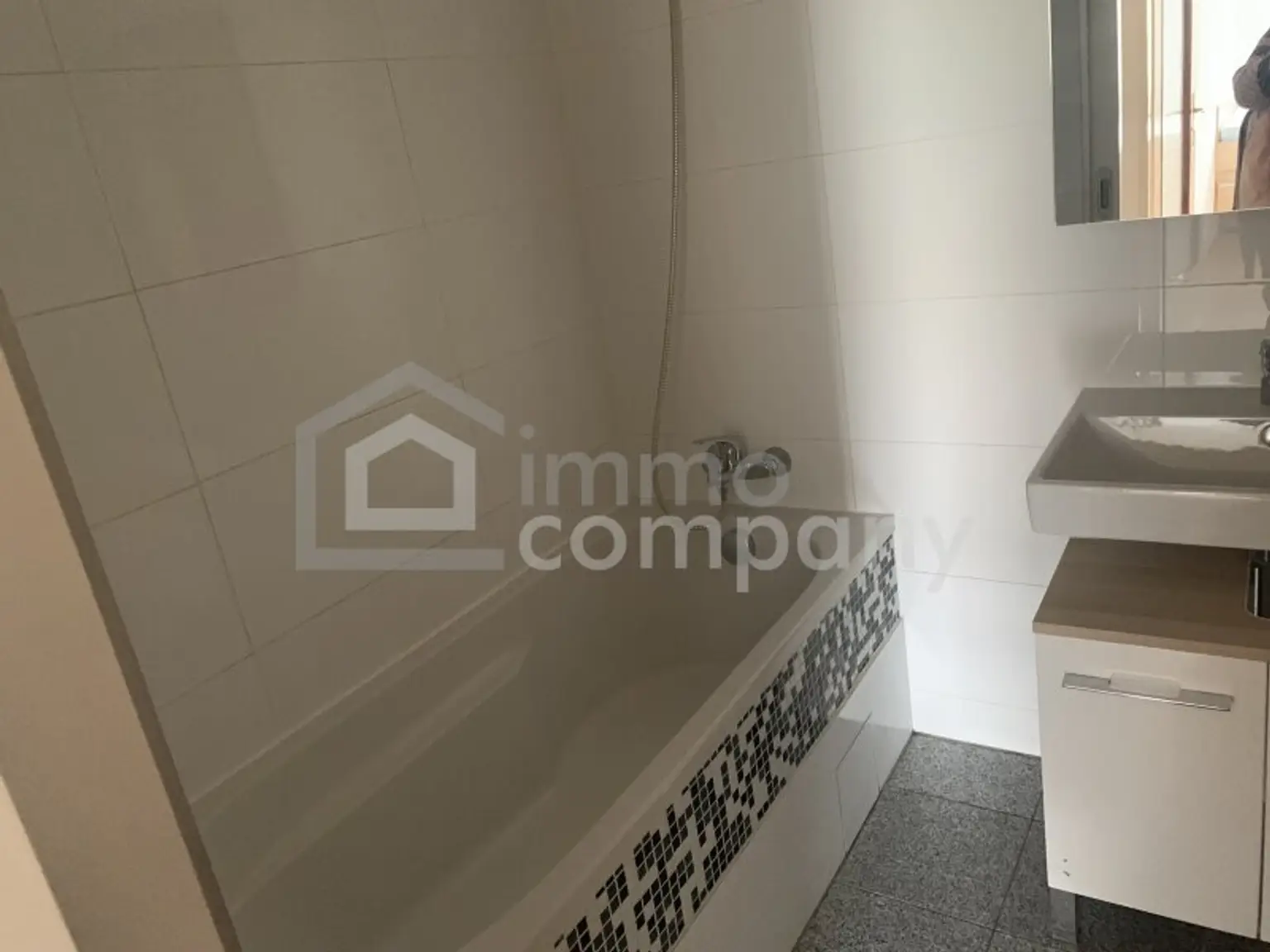 Badezimmer mit Wanne und Waschmaschinenanschluß