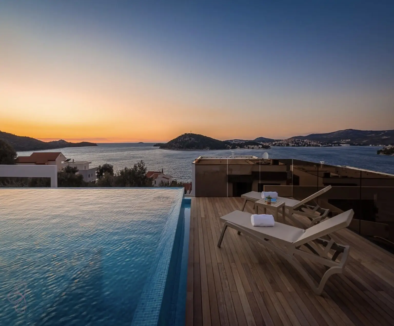Moderne Villa mit Meerblick in Rogoznica – Eleganz und Erholung nur 80 m vom Meer