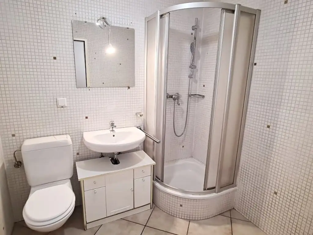 BUCHENGASSE, U1-NÄHE, 57 m2 Neubau mit 10 m2 Terrasse, 2 Zimmer, Komplettküche, Wannenbad, Parketten, 1. Liftstock