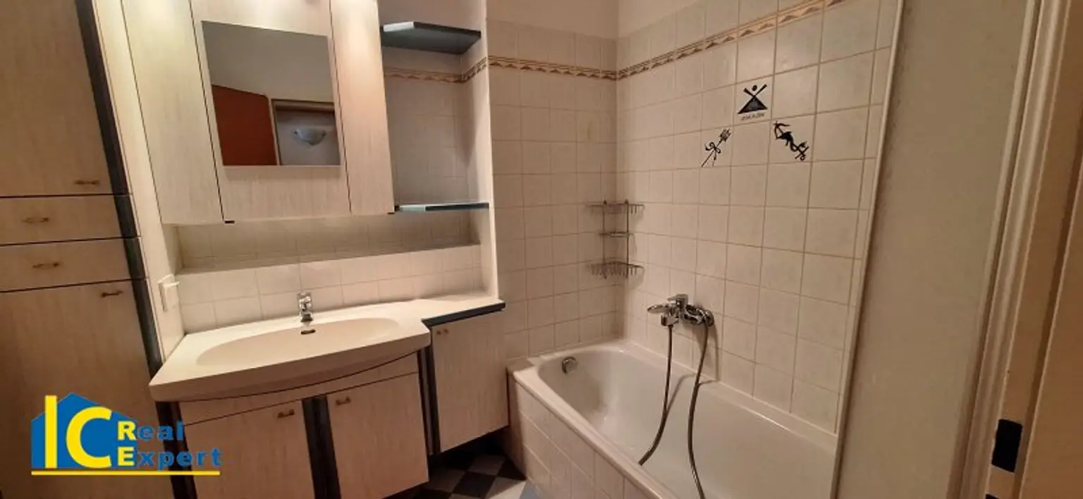 Badezimmer mit Wannenbad und WM Anschluss