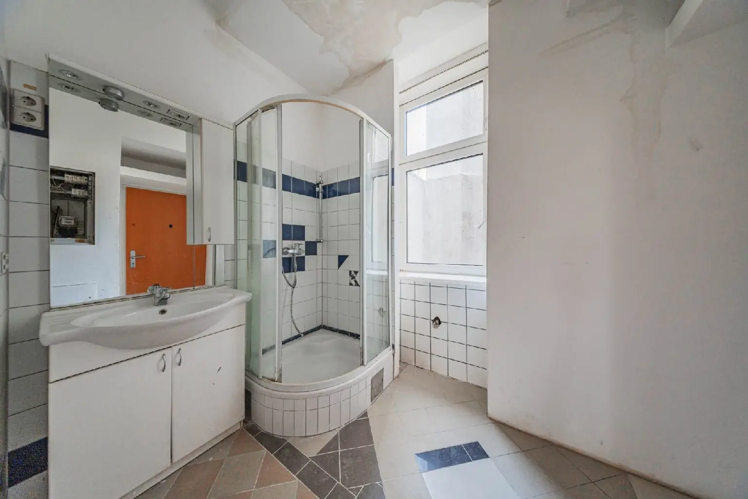 Charmante Altbauwohnung mit zwei Zimmern in sanierungsbedürftigem Zustand-in lebendiger Umgebung