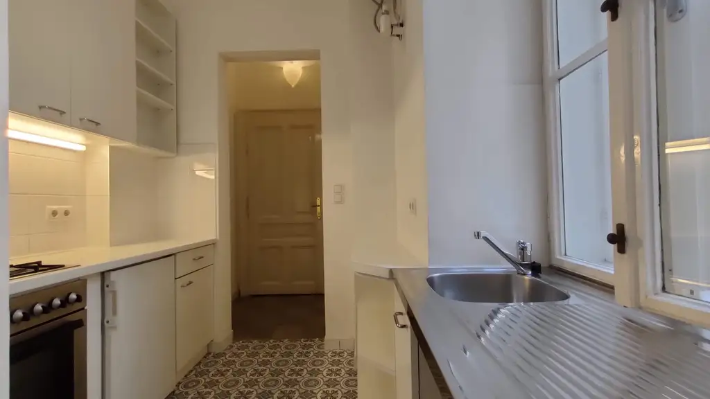 Hofruhelage: nettes Erdgeschoß-Single-Apartment im Herzen der Josefstadt!