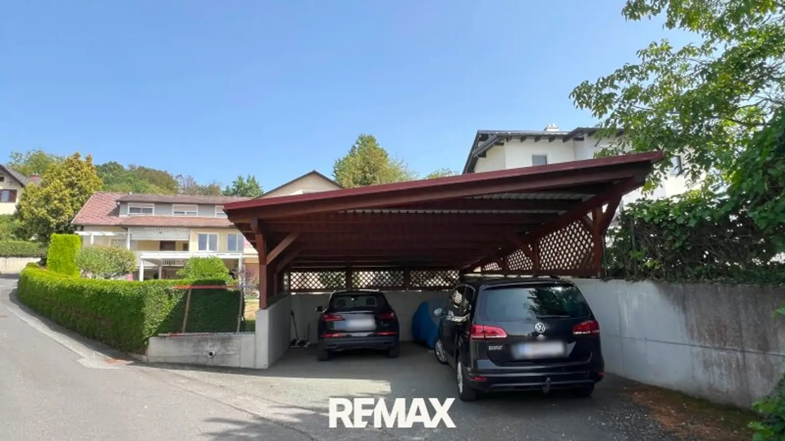 großzügiges Carport