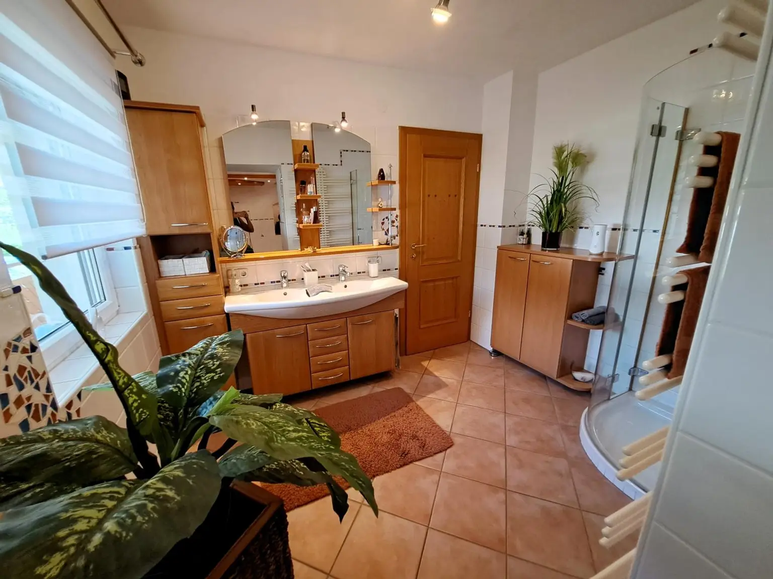 EG-Wohnung - Badezimmer mit Dusche und Waschtisch