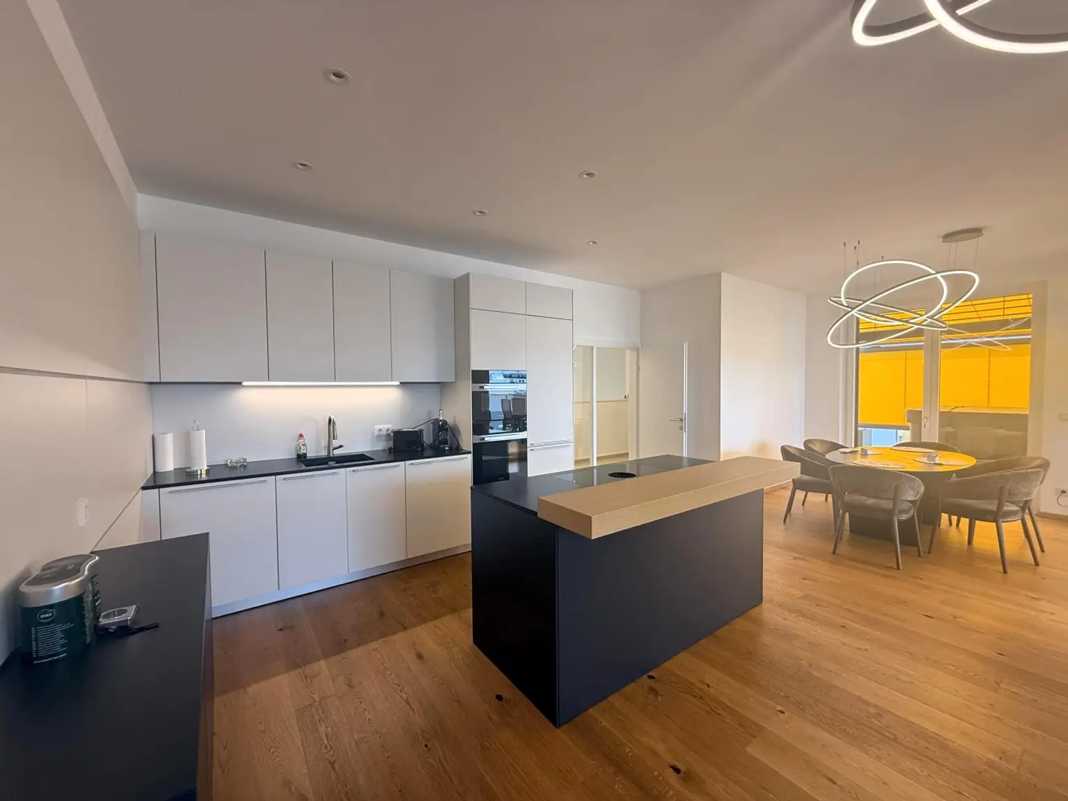 Luxus Penthouse mit Outdoor-Jacuzzi wird komplett möbliert vermietet // Luxury penthouse with outdoor Jacuzzi available for rent, fully furnished //