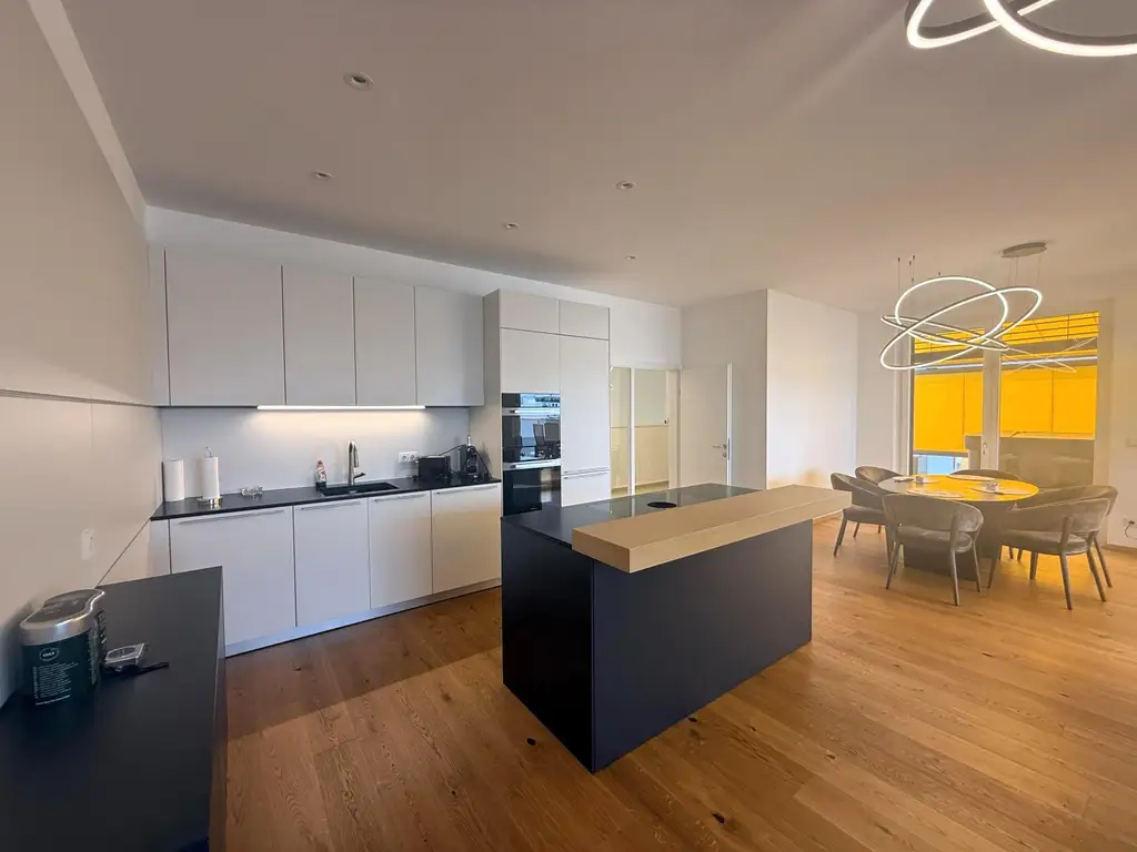 Luxus Penthouse mit Outdoor-Jacuzzi wird komplett möbliert vermietet // Luxury penthouse with outdoor Jacuzzi available for rent, fully furnished //