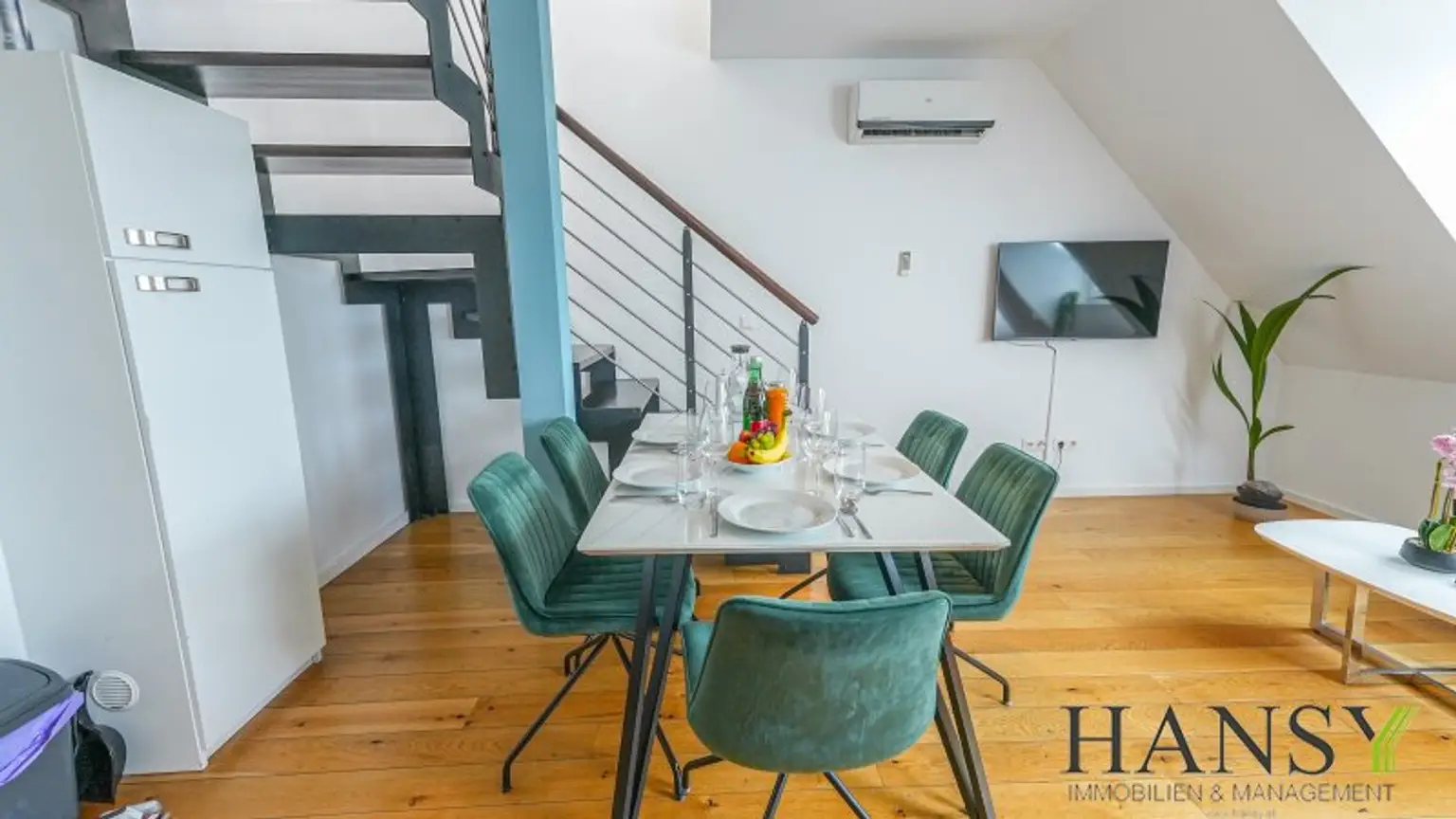 Voll möblierte Maisonette mit großer Terrasse & viel Platz – Dachgeschosswohnung in Toplage!