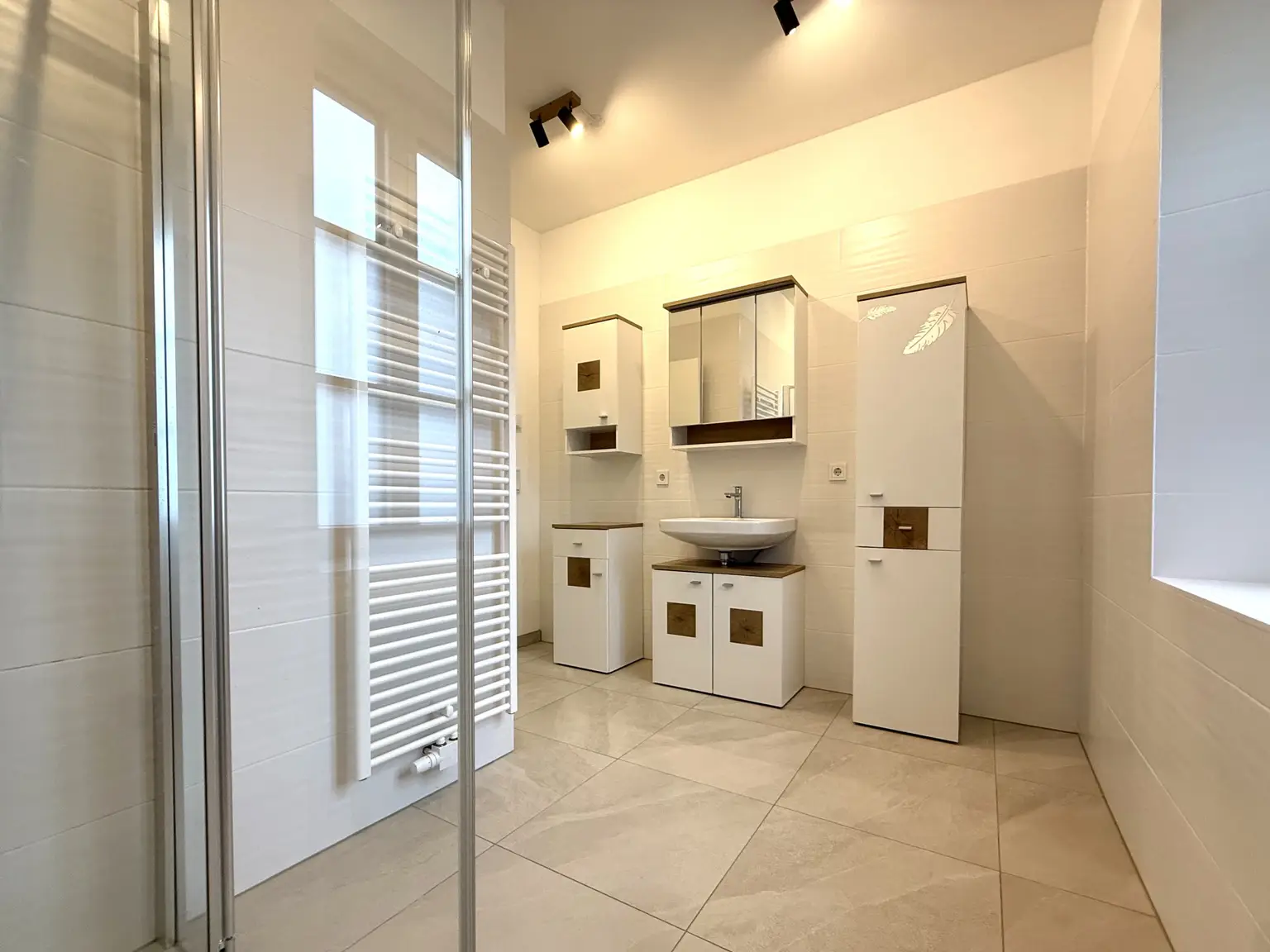 Badezimmer mit Dusche und Nische WaMa möbliert