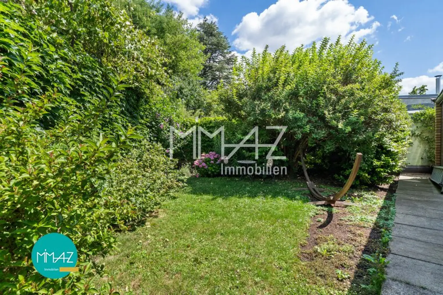 KLEINOD BEIM ROTEN BERG • Stilvoller Bungalow mit Eigengarten • 7 Zimmer • 2 Terrassen • Flexible Nutzung • Zeitloser Wohnkomfort