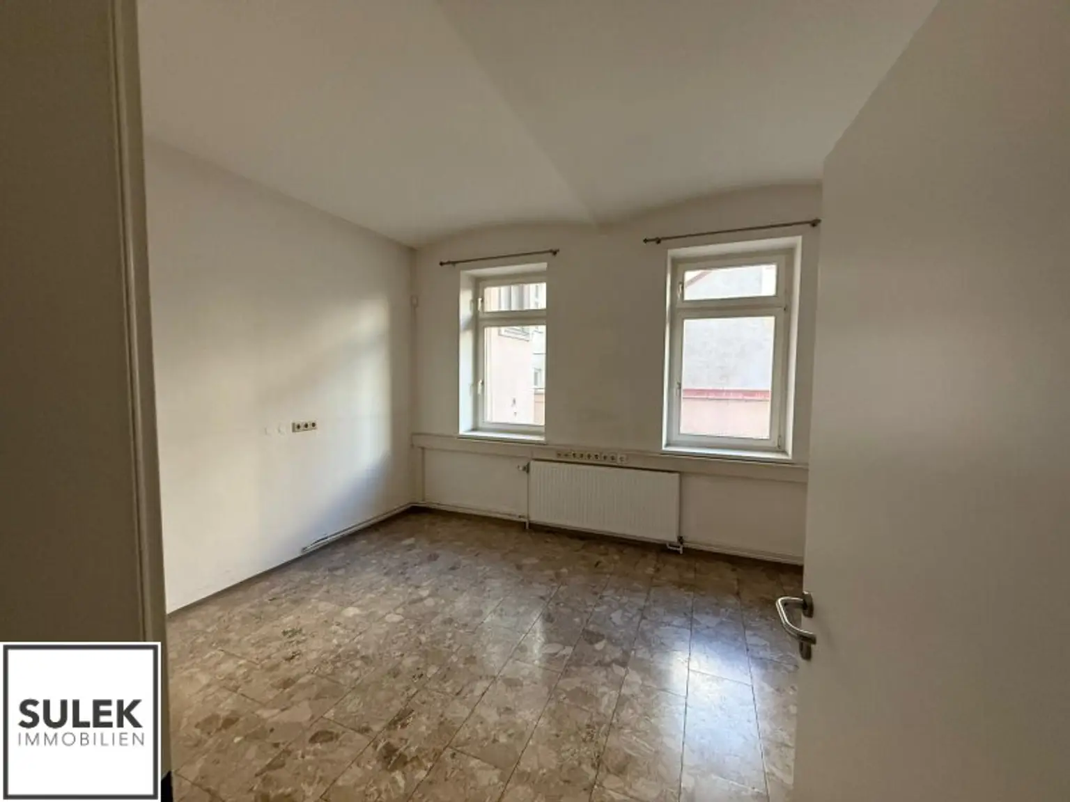 Ganzes Haus zu mieten: 1 Geschäftslokal, 1 Büro, 2 Wohnungen nahe U1