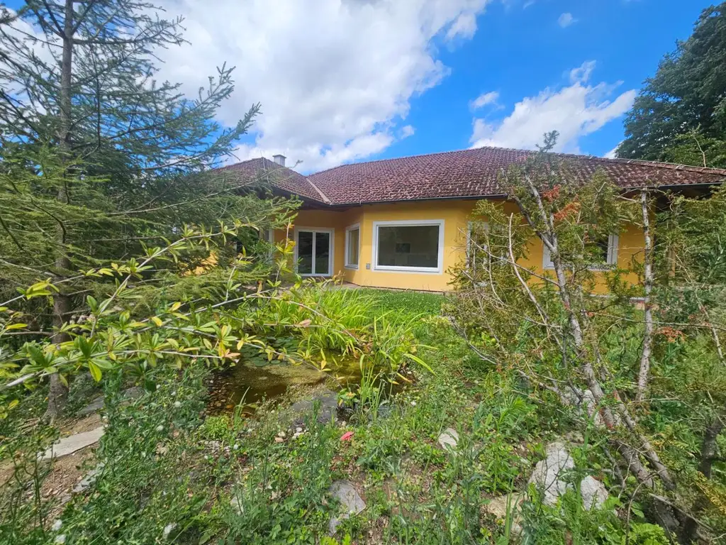 BAUMEISTERBUNGALOW IN FABELHAFTER WALDRANDLAGE
