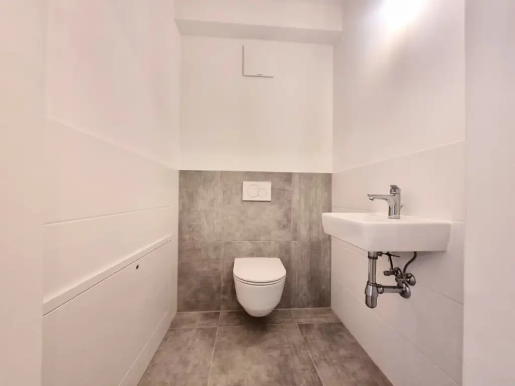 Provisionsfreie, klimatisierte Dachgeschosswohnung nahe der UNO-City – 2 Terrassen, Fitnessraum, PKW-Stellplatz – Erstbezug