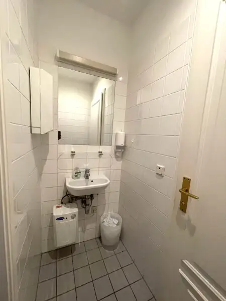 Repräsentative  Bürofläche/Praxis im Stilaltbau direkt beim Karlsplatz/Karlskirche  zu vermieten!