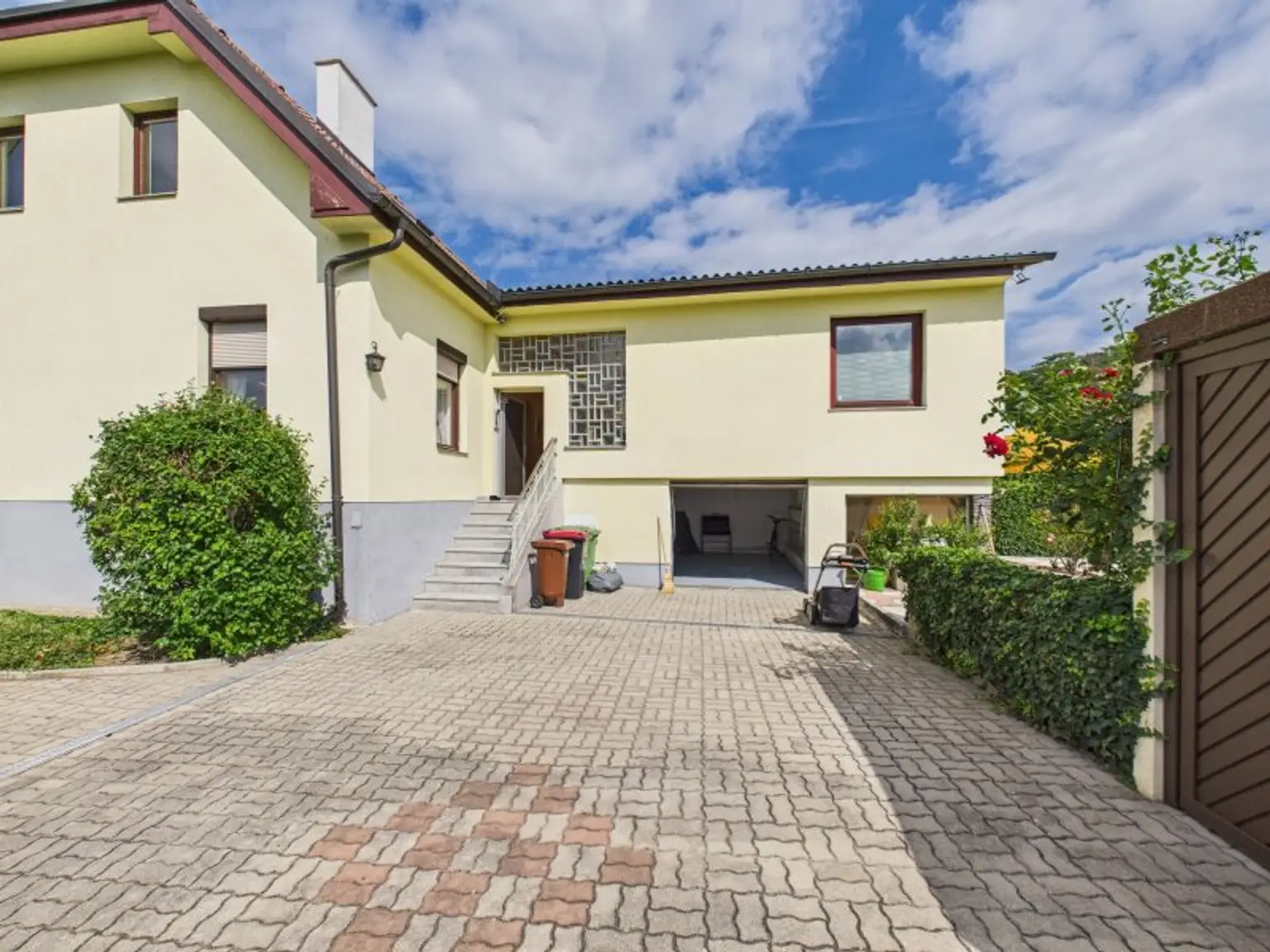Traumhaus in Ternitz: 5 Zimmer, Garten, Pool & Garagen für nur 299.000 €!