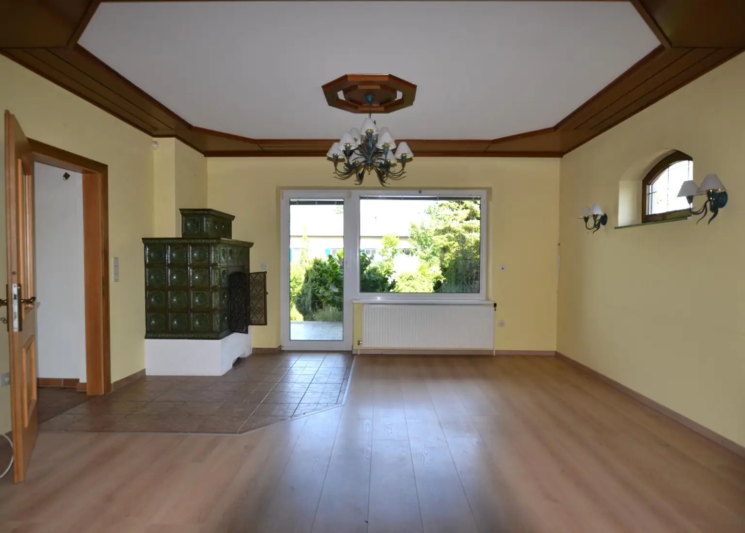 Wohnzimmer mit Kachelofen