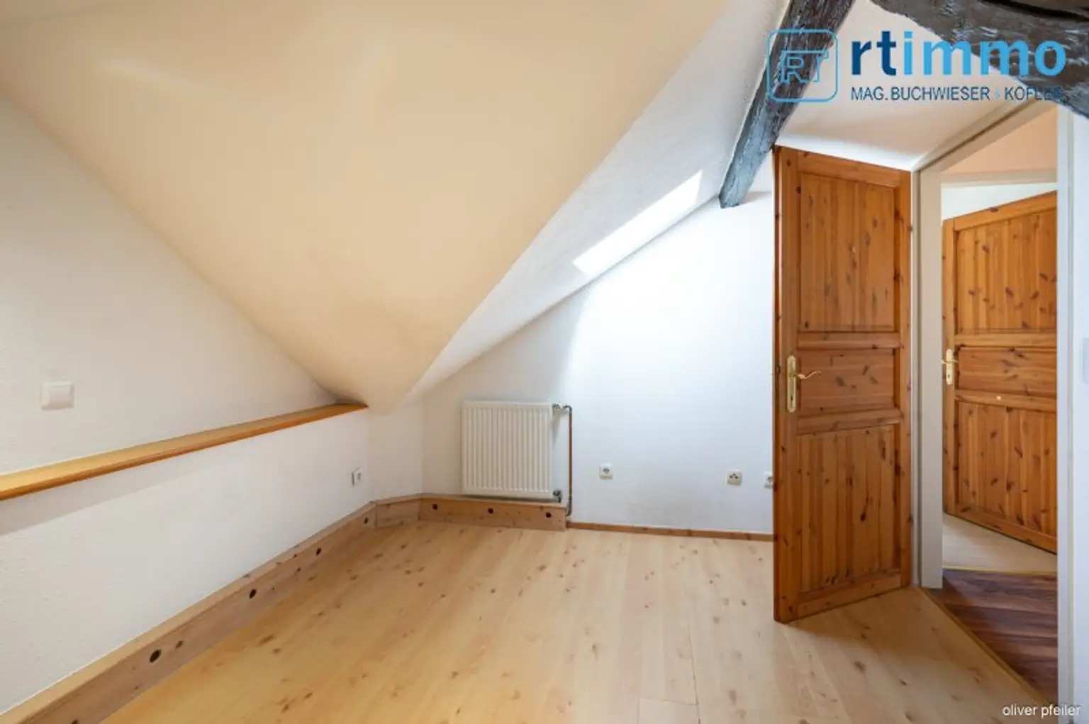 IHR FAMILIENDOMIZIL: KLIMATISIERTE GERÄUMIGE STADTVILLA MIT SCHÖNEM GARTEN, NEBENGEBÄUDEN UND SPIELPLATZ