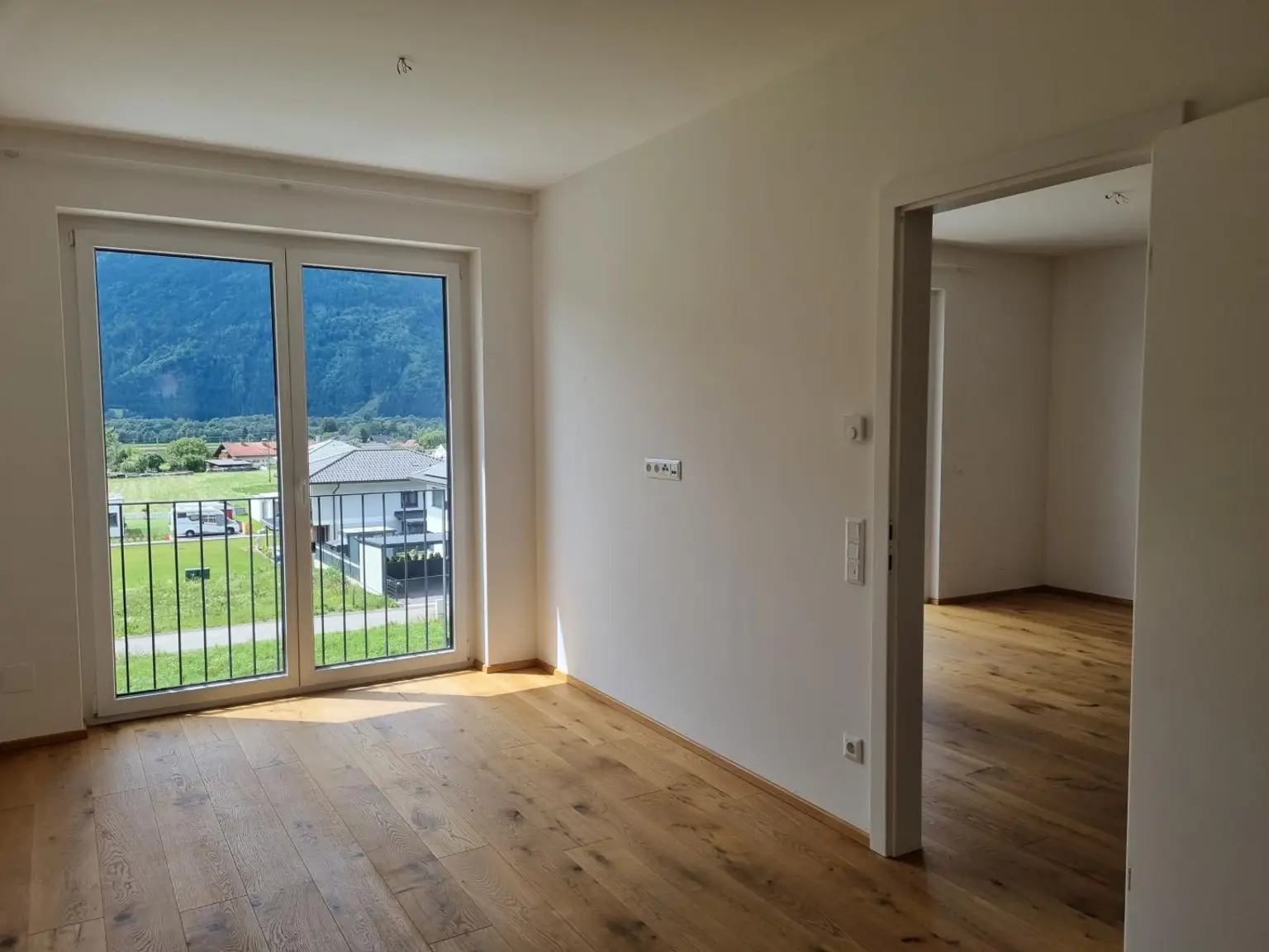 Moderne Neubau-Mietwohnung mit zwei Tiefgaragenplätzen
