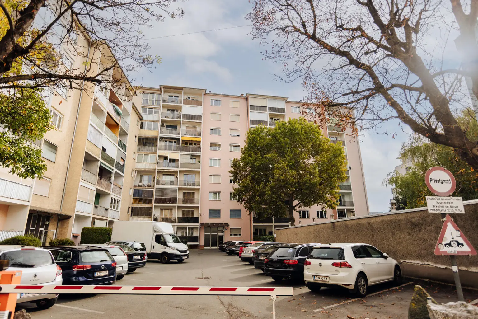 Hausansicht Parkplatz